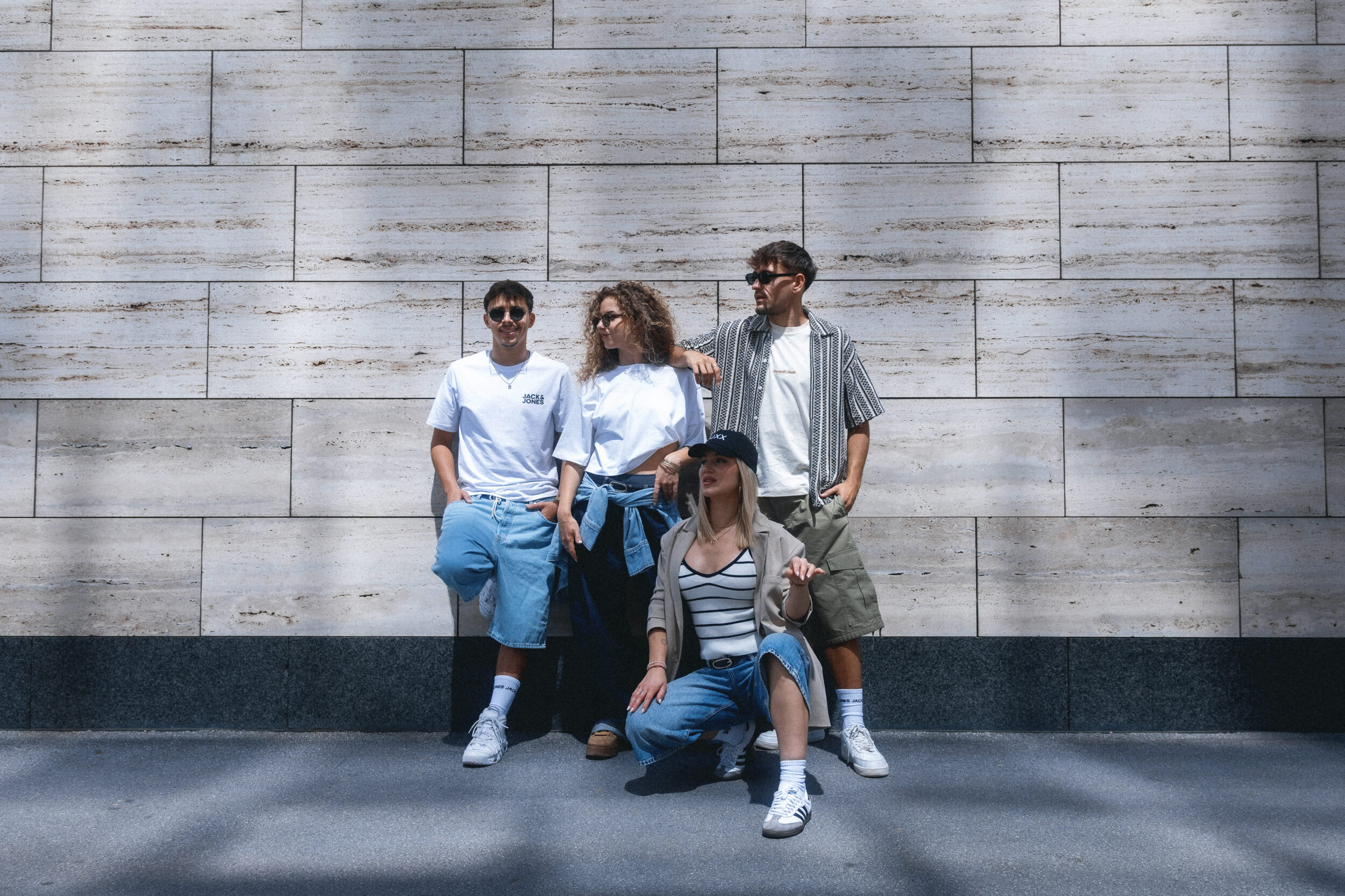 Denim era je uradno nazaj, to je trenutno najbolj trendi stil kavbojk