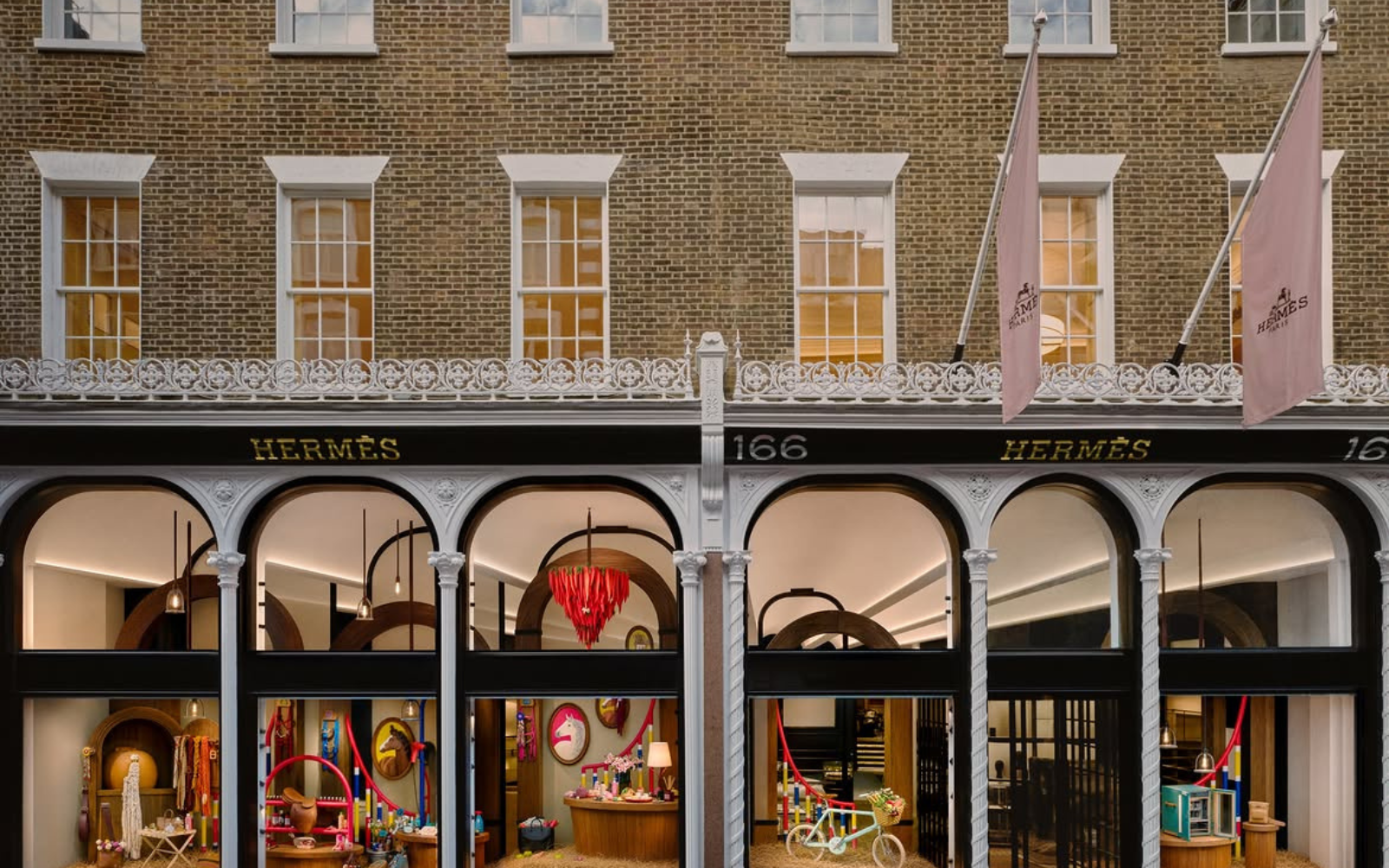 Hermès odprl eno svojih največjih trgovin v zgodovinskem središču Londona