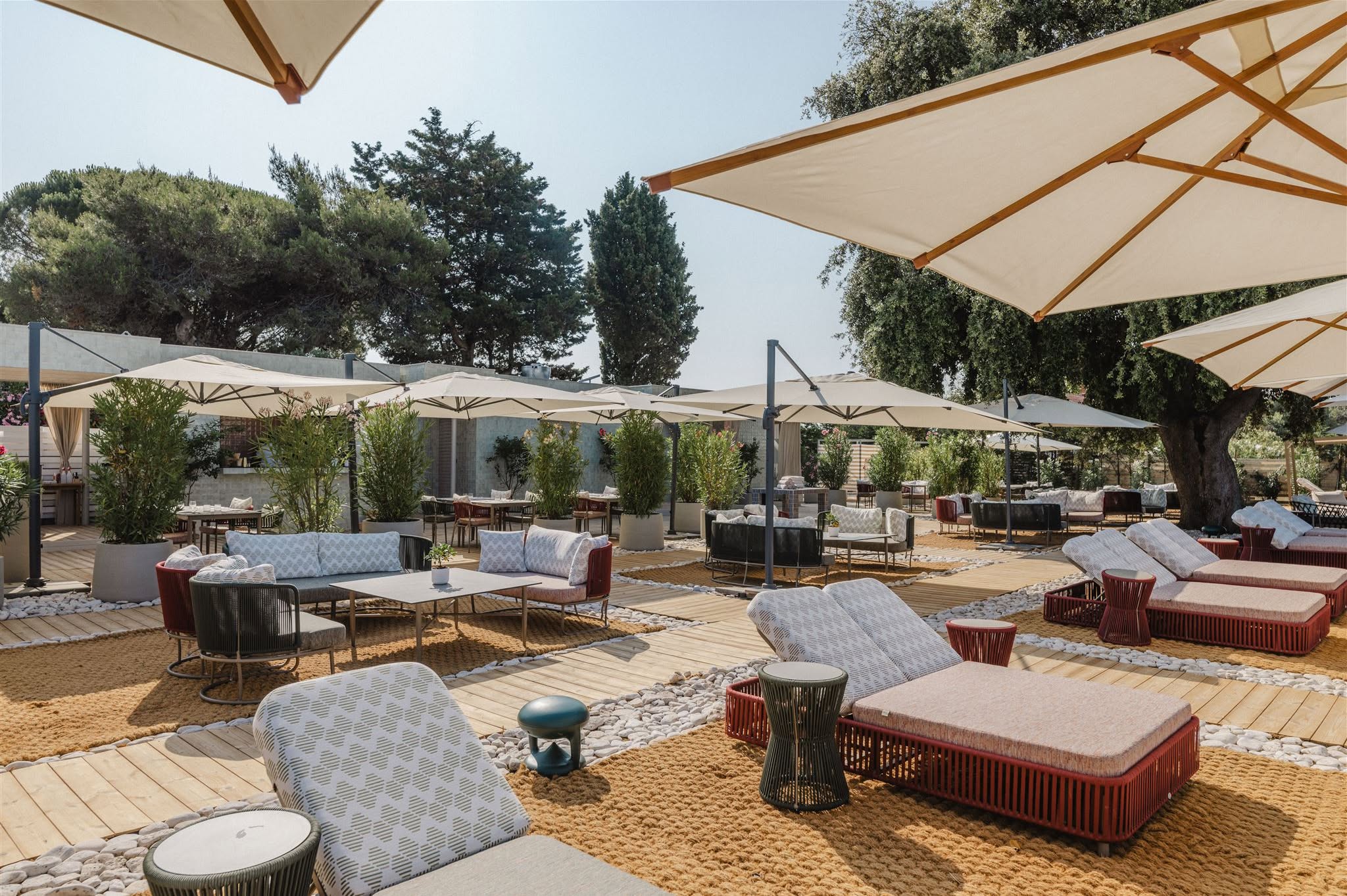 Meneghetti Beach Club, Bale