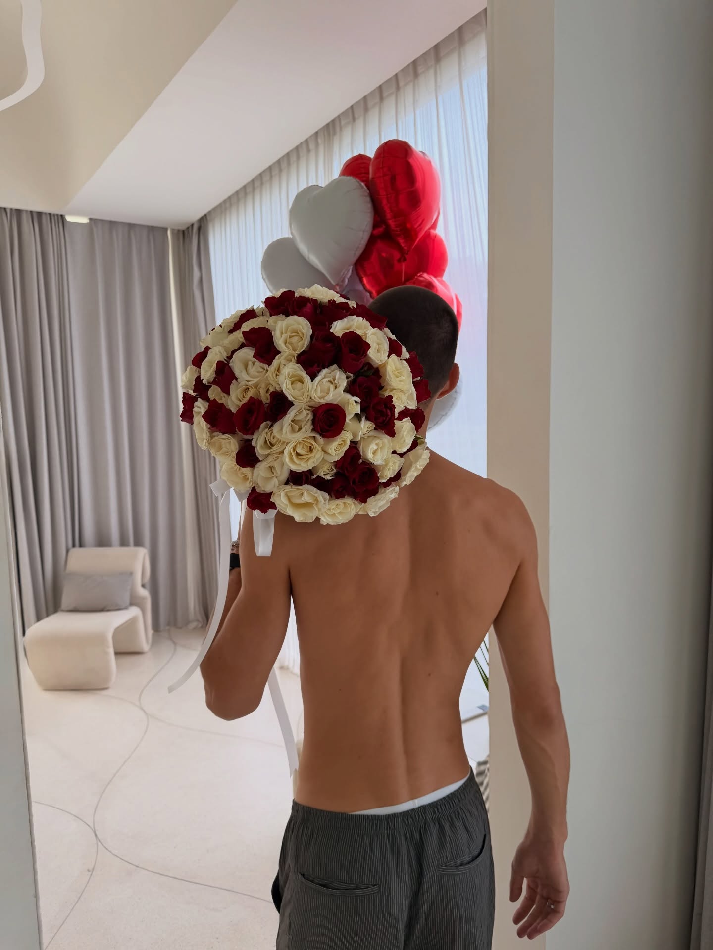 Partner, ki nese šopek rož