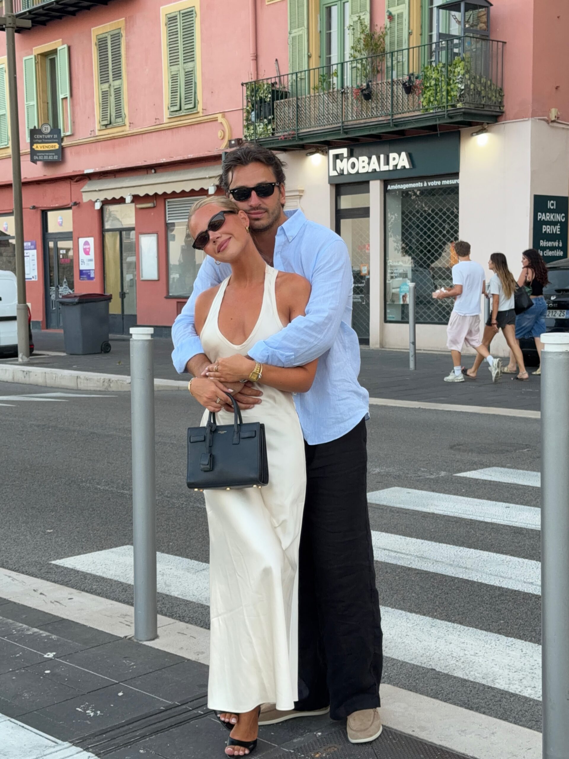 Par, ki se objema na ulici
