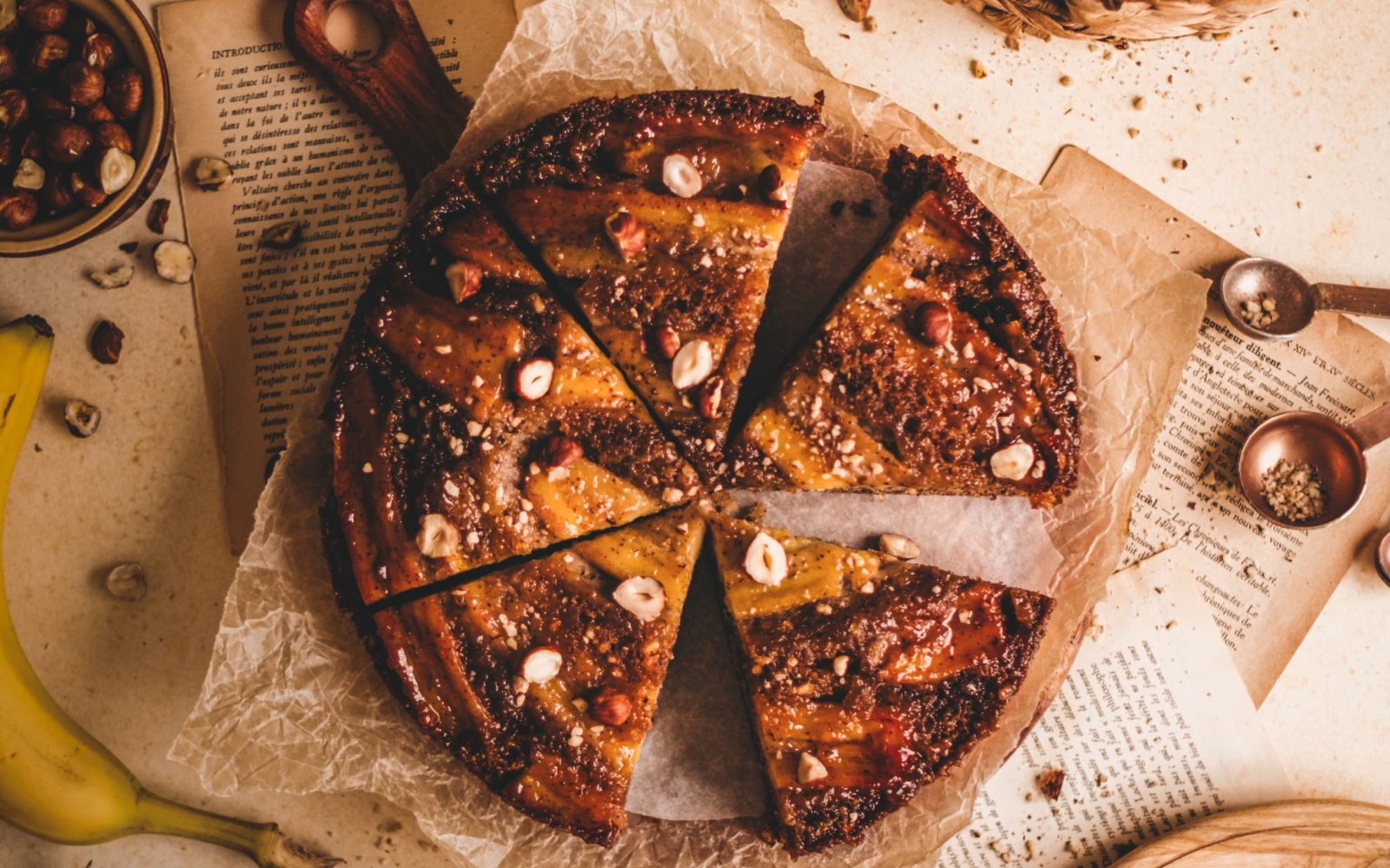 Preprosta bananina pita, ki diši po karameli in lešnikih