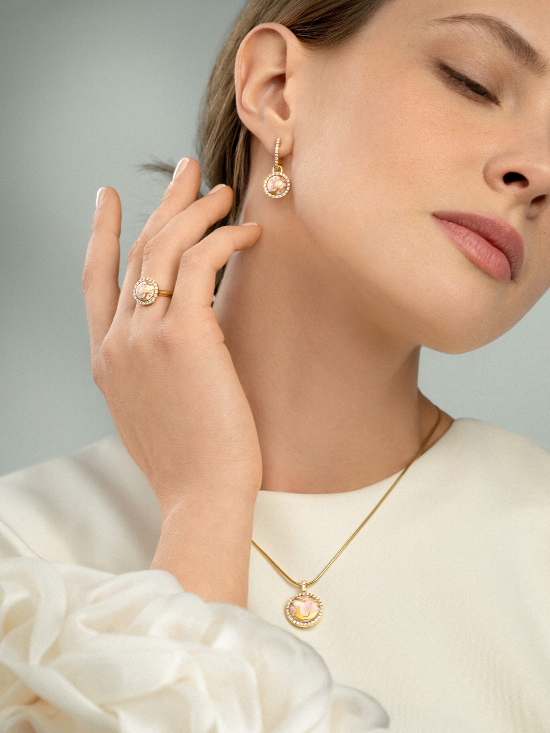 Model L’amandier blanc iz kolekcije Hommage à Vincent van Gogh, predstavljen v izdaji FREYWILLE 18kt & Diamonds, nosi še posebej močno simboliko
