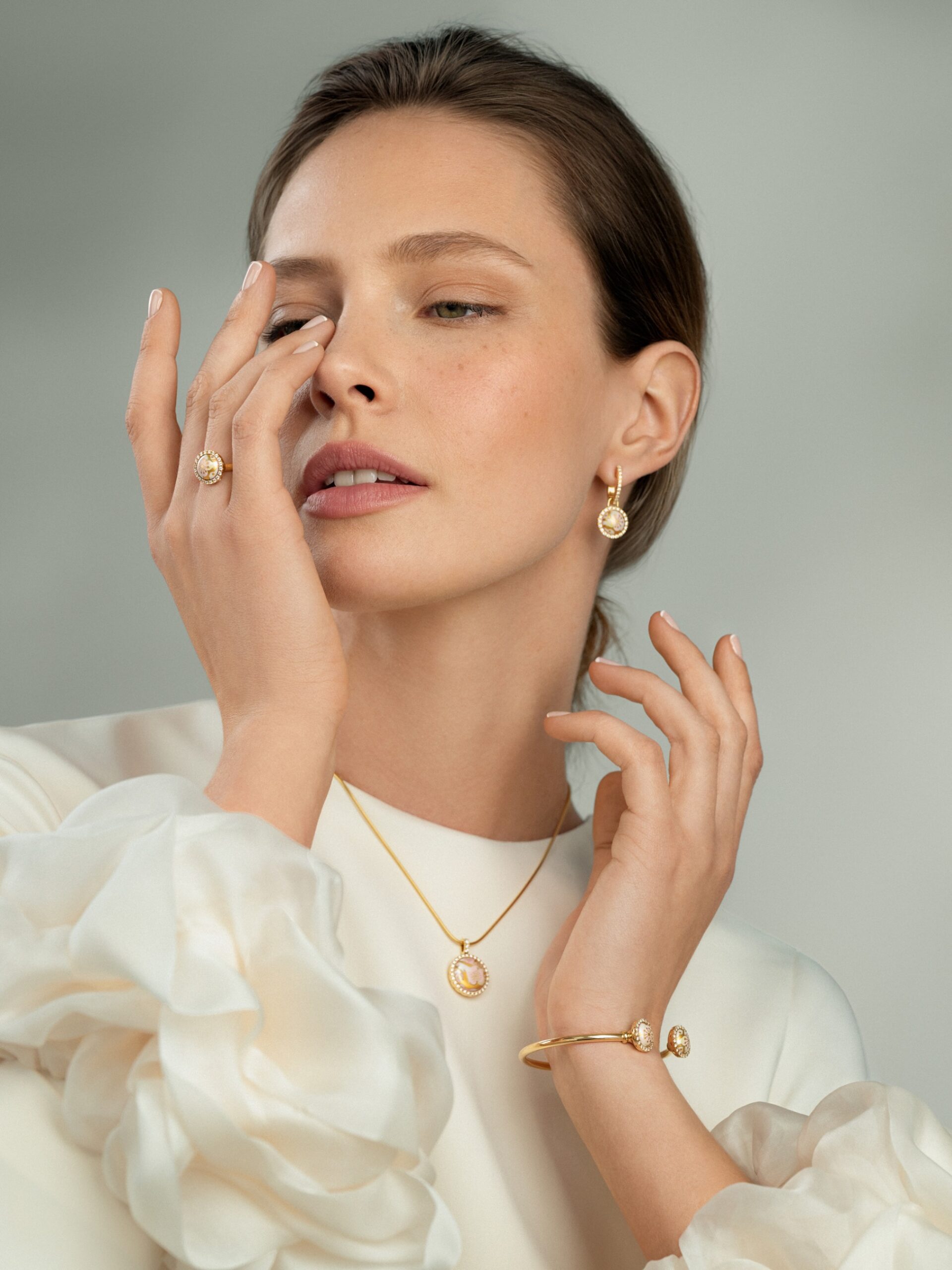 Model L’amandier blanc iz kolekcije Hommage à Vincent van Gogh, predstavljen v izdaji FREYWILLE 18kt & Diamonds, nosi še posebej močno simboliko