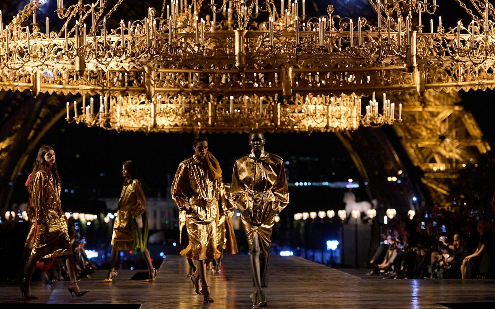 Saint Laurent je na tednu mode priredil nepozabni spektakel v zlatu