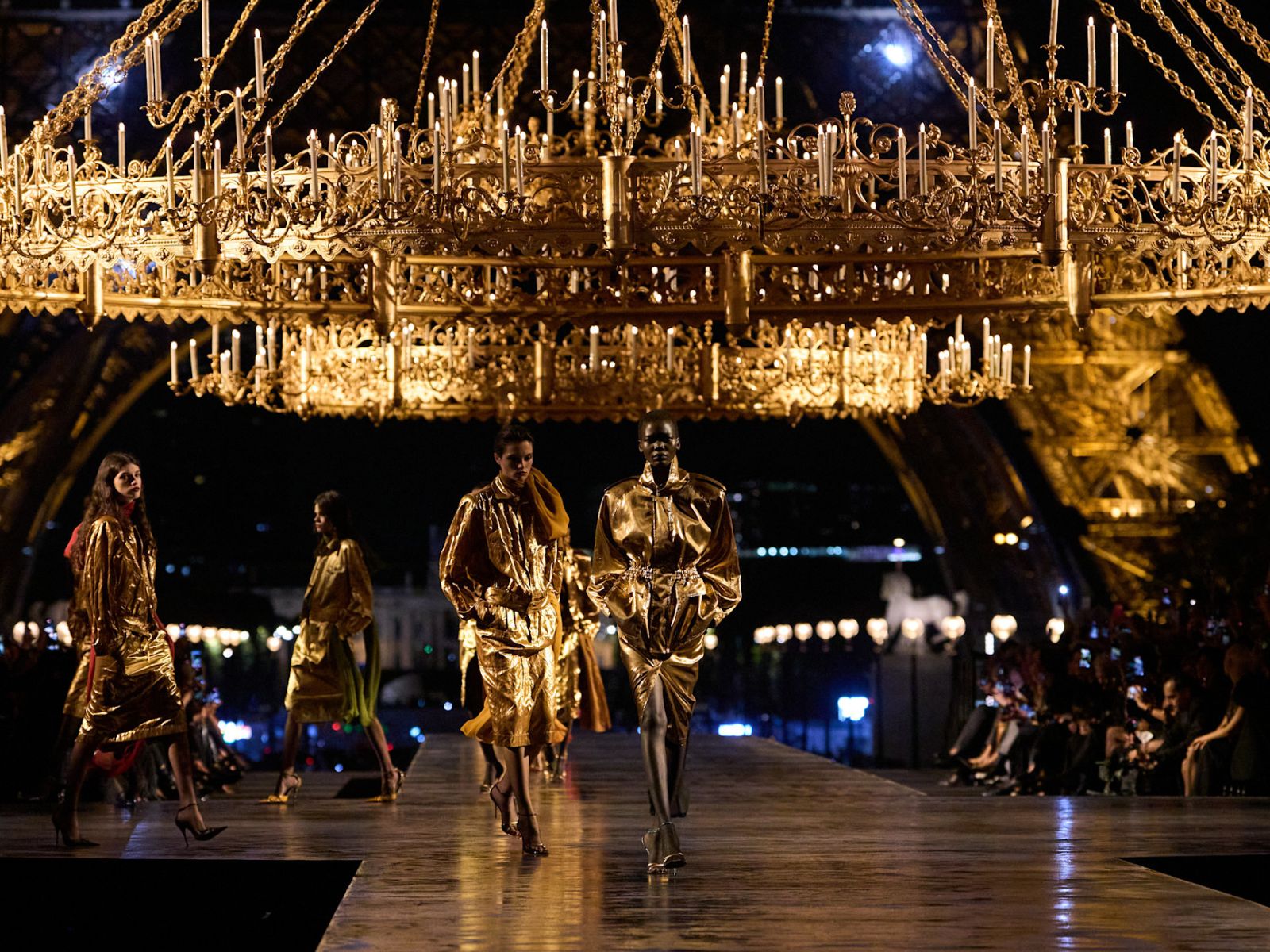 Saint Laurent je na tednu mode priredil nepozabni spektakel v zlatu